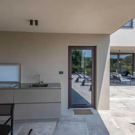Beautiful House In Apartman